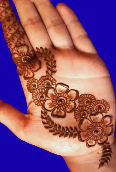 Beautiful front hand Naksha for left hand (Source Instagram)