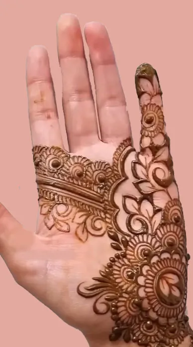 Full hand detailed floral Henna design for left hand (Source Instagram)
