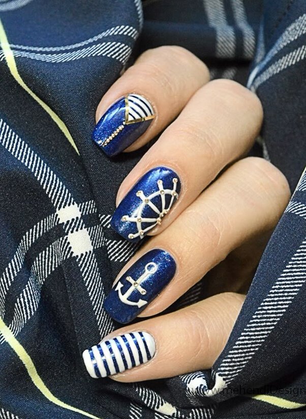 Image of A nautical themed Labor Day manicure with a white rope design on a navy nail A nautical themed Labor Day manicure with a white rope design on a navy nail
