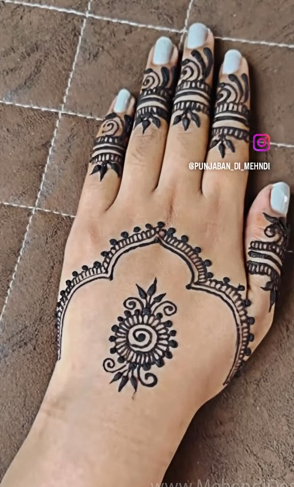 Image of Elegant swirl floral mehndi idea Elegant swirl floral mehndi idea