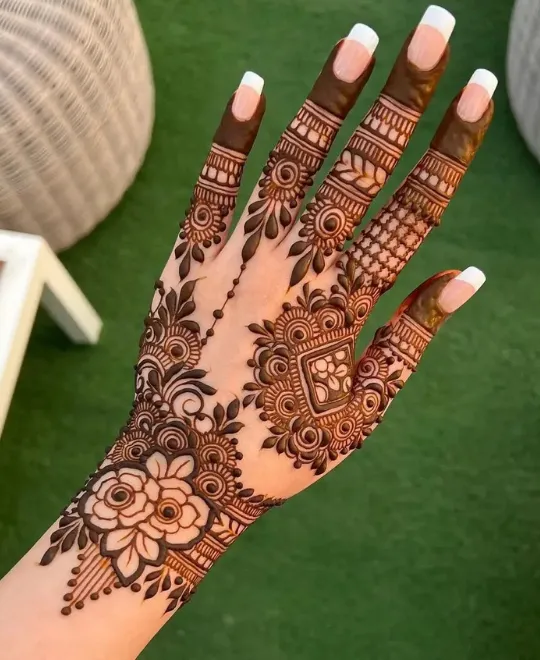 trading back hand mehndi design 