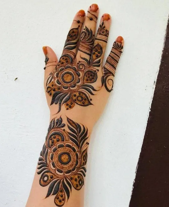 back hand mehndi design 